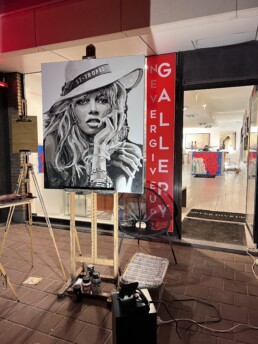 Live painting just outside the famous NeverGiveUp art gallery in Knokke, Belgium